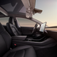 Interior del Model 3 con su franja única para el aire acondicionado.